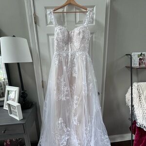 NWT NEVER WORN WEDDING DRESS! Size 16
